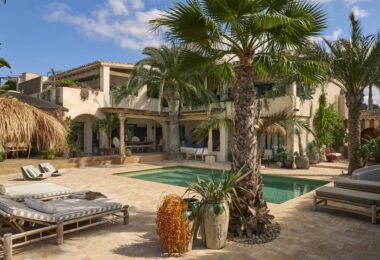 Situated in the coveted enclave of Los Monteros Playa in Marbella East, this extraordinary estate offers a rare opportunity to own a unique sanctuary in one of the Costa del Sol’s most exclusive beachfront communities.