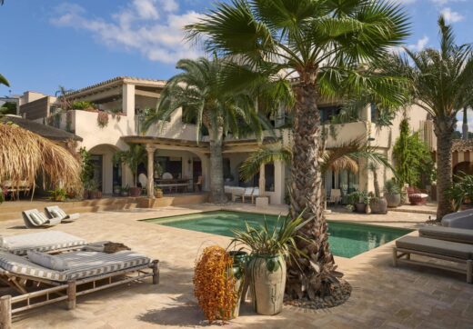 Situated in the coveted enclave of Los Monteros Playa in Marbella East, this extraordinary estate offers a rare opportunity to own a unique sanctuary in one of the Costa del Sol’s most exclusive beachfront communities.