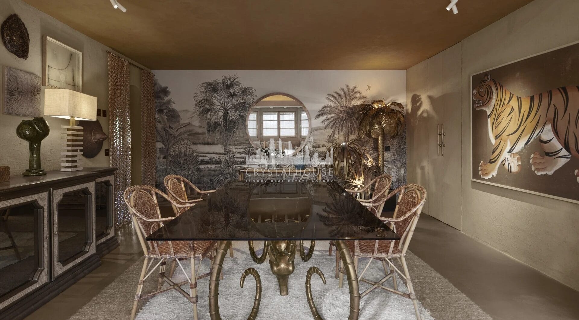 Situated in the coveted enclave of Los Monteros Playa in Marbella East, this extraordinary estate offers a rare opportunity to own a unique sanctuary in one of the Costa del Sol’s most exclusive beachfront communities.