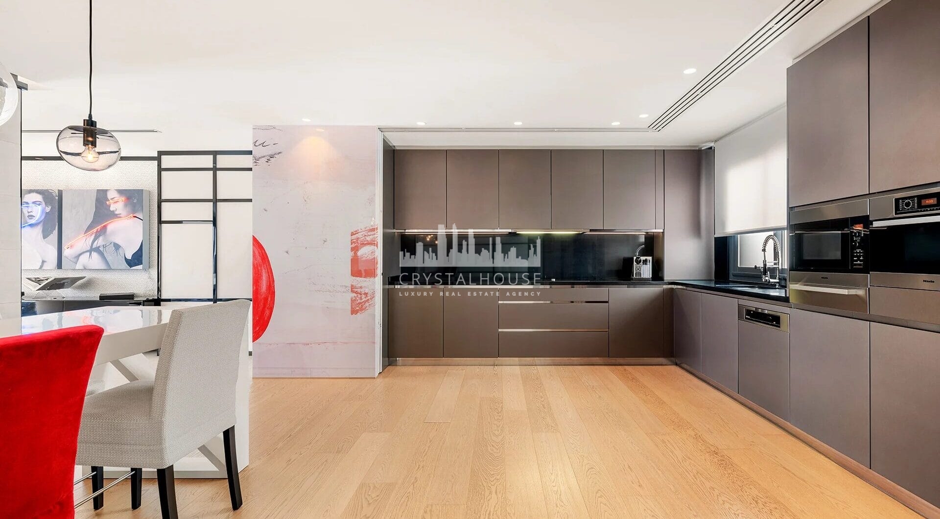 Situated in the heart of Marbella’s renowned Puerto Banus, this luxury apartment offers an exquisite living experience in one of Spain’s most prestigious locations.