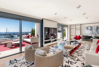 Situated in the heart of Marbella’s renowned Puerto Banus, this luxury apartment offers an exquisite living experience in one of Spain’s most prestigious locations.