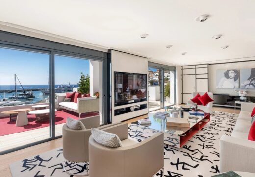 Situated in the heart of Marbella’s renowned Puerto Banus, this luxury apartment offers an exquisite living experience in one of Spain’s most prestigious locations.
