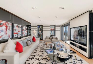 Situated in the heart of Marbella’s renowned Puerto Banus, this luxury apartment offers an exquisite living experience in one of Spain’s most prestigious locations.