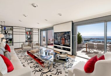 Situated in the heart of Marbella’s renowned Puerto Banus, this luxury apartment offers an exquisite living experience in one of Spain’s most prestigious locations.