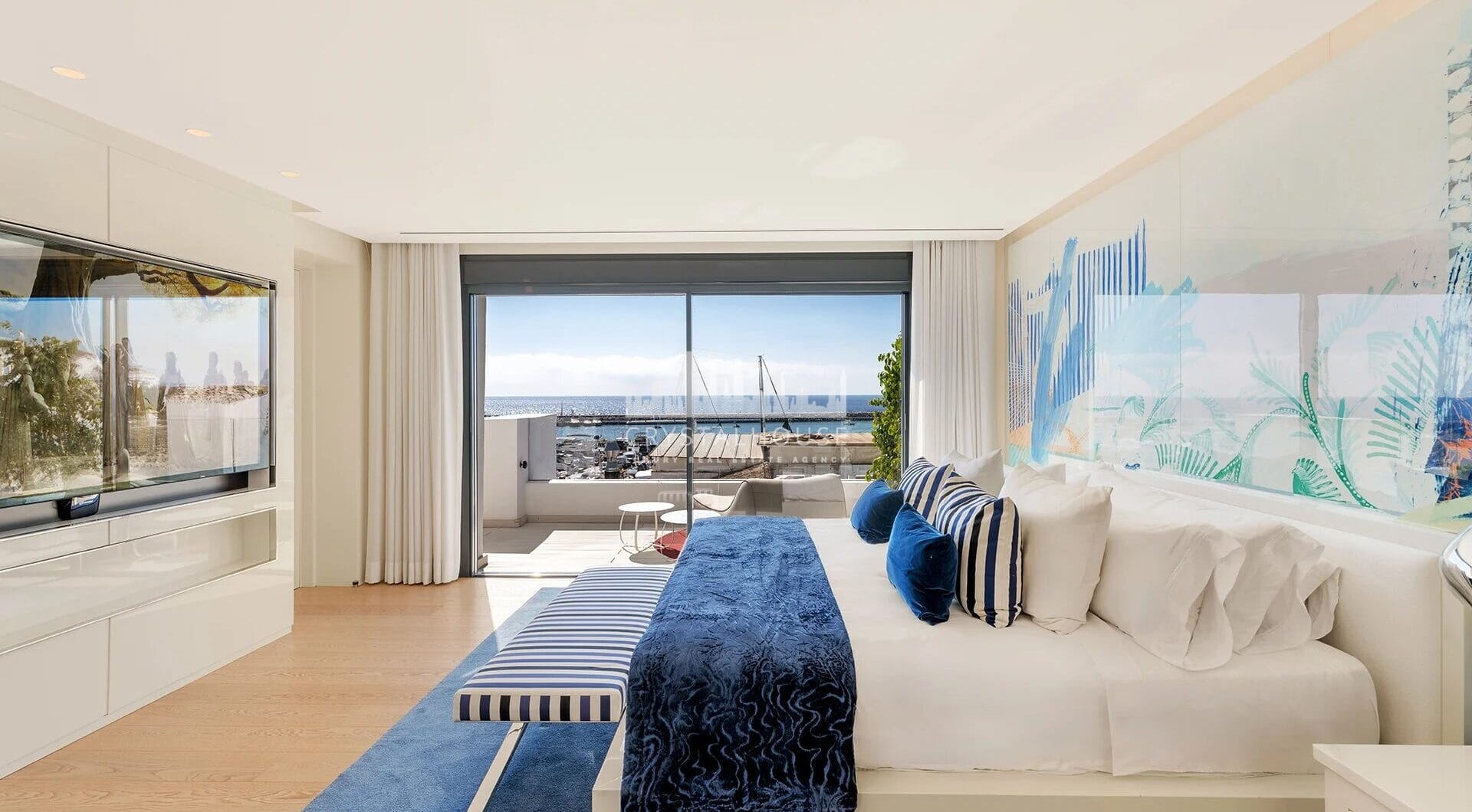 Situated in the heart of Marbella’s renowned Puerto Banus, this luxury apartment offers an exquisite living experience in one of Spain’s most prestigious locations.