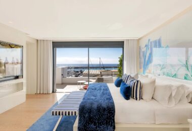Situated in the heart of Marbella’s renowned Puerto Banus, this luxury apartment offers an exquisite living experience in one of Spain’s most prestigious locations.