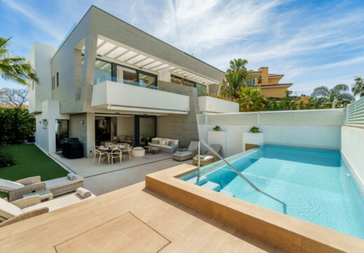 Welcome to Azure 7, a modern semi-detached villa located in the gated community of Banus Bay, just minutes from Puerto Banus.