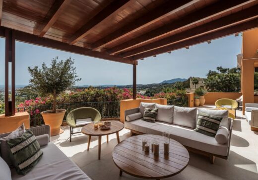 Nestled in the heart of the prestigious Les Belvédères community in Nueva Andalucía, this newly renovated four bedroom apartment offers a perfect blend of modern luxury and comfort.