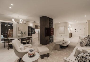 Nestled in the heart of the prestigious Les Belvédères community in Nueva Andalucía, this newly renovated four bedroom apartment offers a perfect blend of modern luxury and comfort.