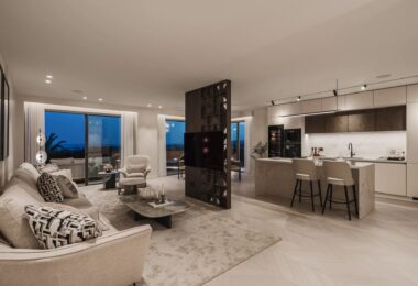 Nestled in the heart of the prestigious Les Belvédères community in Nueva Andalucía, this newly renovated four bedroom apartment offers a perfect blend of modern luxury and comfort.