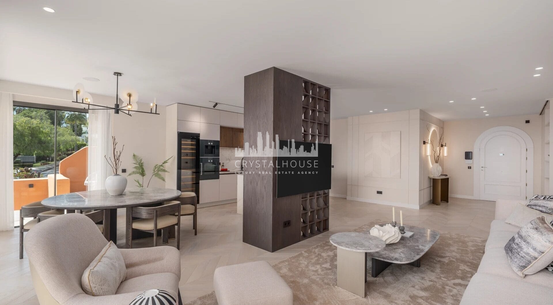 Nestled in the heart of the prestigious Les Belvédères community in Nueva Andalucía, this newly renovated four bedroom apartment offers a perfect blend of modern luxury and comfort.