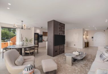 Nestled in the heart of the prestigious Les Belvédères community in Nueva Andalucía, this newly renovated four bedroom apartment offers a perfect blend of modern luxury and comfort.