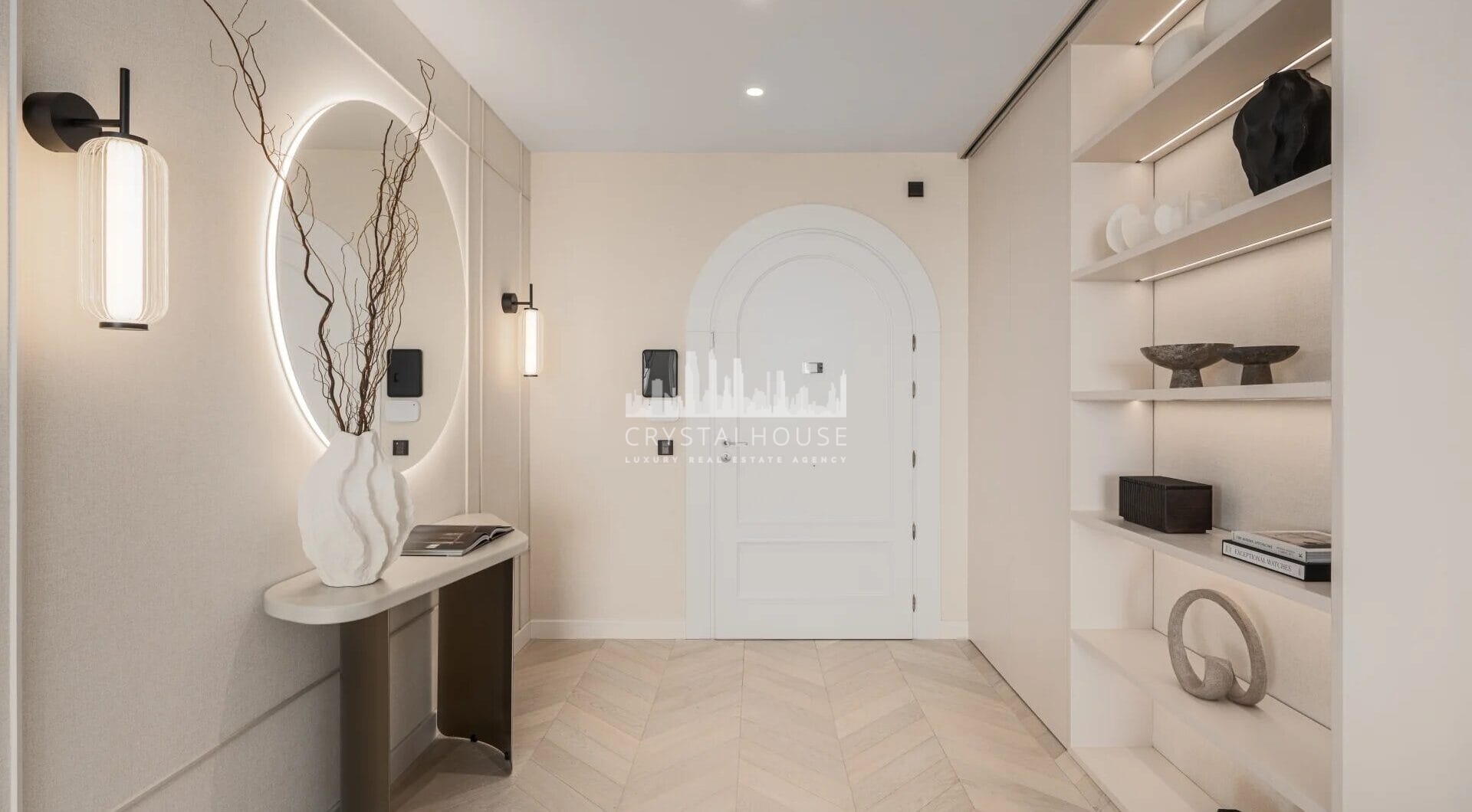 Nestled in the heart of the prestigious Les Belvédères community in Nueva Andalucía, this newly renovated four bedroom apartment offers a perfect blend of modern luxury and comfort.