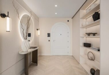 Nestled in the heart of the prestigious Les Belvédères community in Nueva Andalucía, this newly renovated four bedroom apartment offers a perfect blend of modern luxury and comfort.