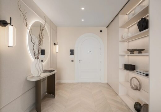 Nestled in the heart of the prestigious Les Belvédères community in Nueva Andalucía, this newly renovated four bedroom apartment offers a perfect blend of modern luxury and comfort.