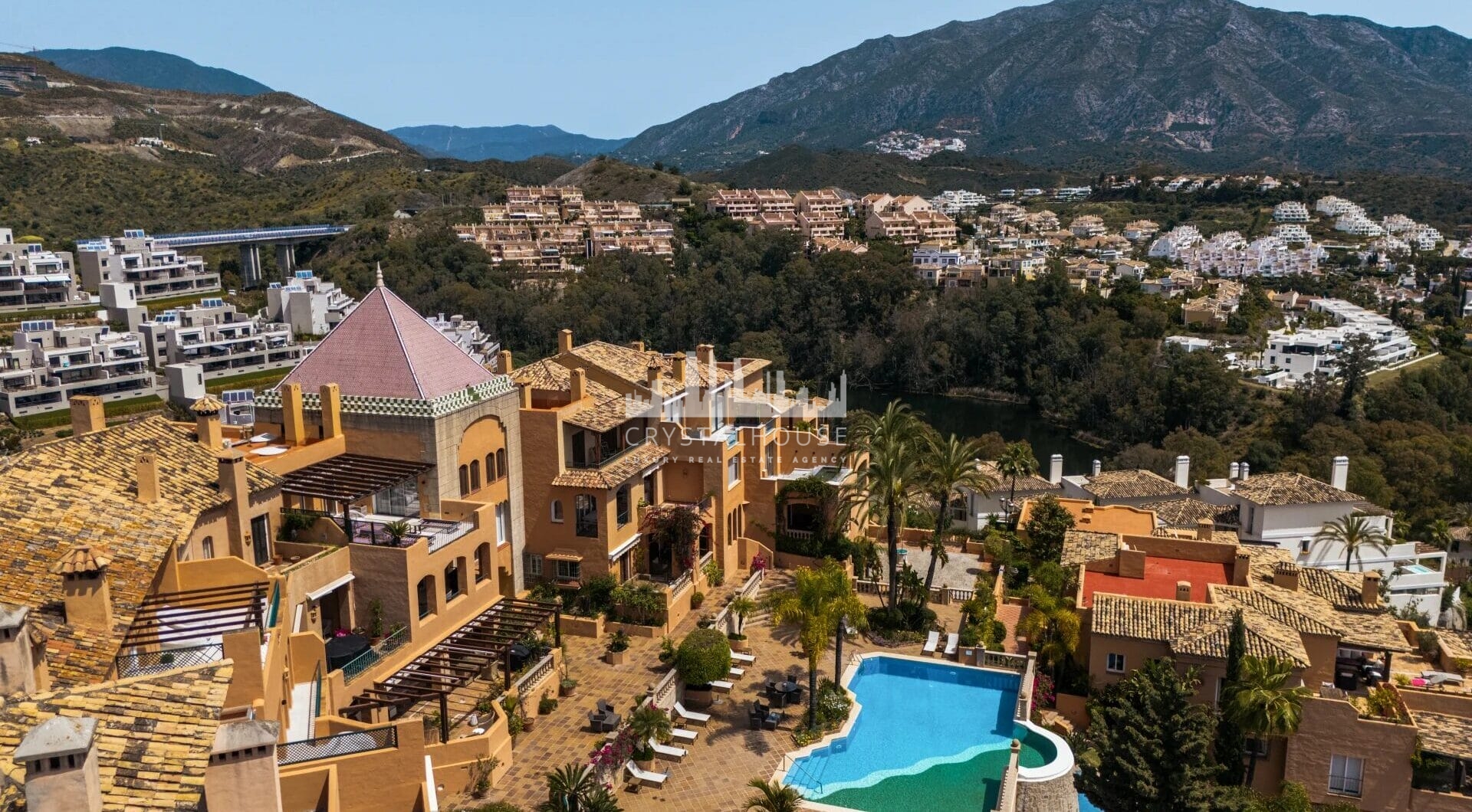 Nestled in the heart of the prestigious Les Belvédères community in Nueva Andalucía, this newly renovated four bedroom apartment offers a perfect blend of modern luxury and comfort.