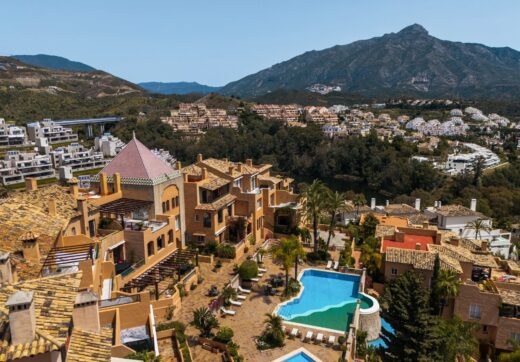 Nestled in the heart of the prestigious Les Belvédères community in Nueva Andalucía, this newly renovated four bedroom apartment offers a perfect blend of modern luxury and comfort.