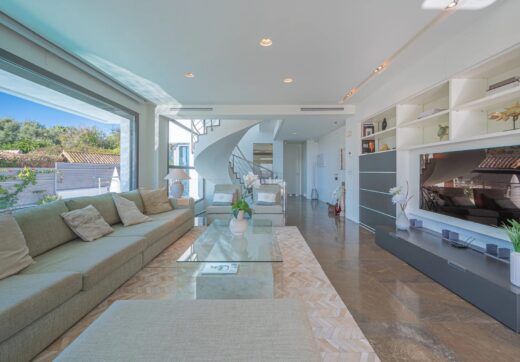Set in Marbella’s prestigious Nagüeles area, this property stands out as the best-priced contemporary villa in the neighbourhood for its size, design, and features.