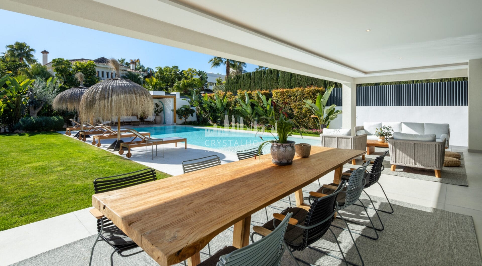Cerquilla 54B is a modern villa in the prime residential area of La Cerquilla, offering an exceptional blend of luxury and convenience.