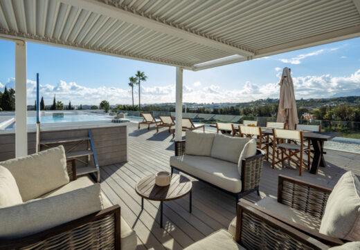 Herrojo 88 is a spectacular Modern villa with a prime location in the gated community of El Herrojo Alto in La Quinta.