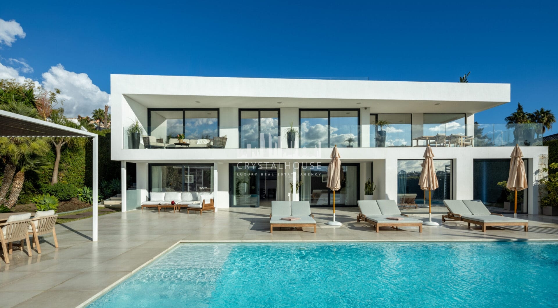Herrojo 88 is a spectacular Modern villa with a prime location in the gated community of El Herrojo Alto in La Quinta.