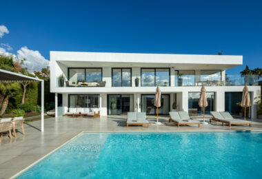 Herrojo 88 is a spectacular Modern villa with a prime location in the gated community of El Herrojo Alto in La Quinta.
