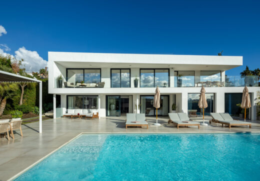 Herrojo 88 is a spectacular Modern villa with a prime location in the gated community of El Herrojo Alto in La Quinta.