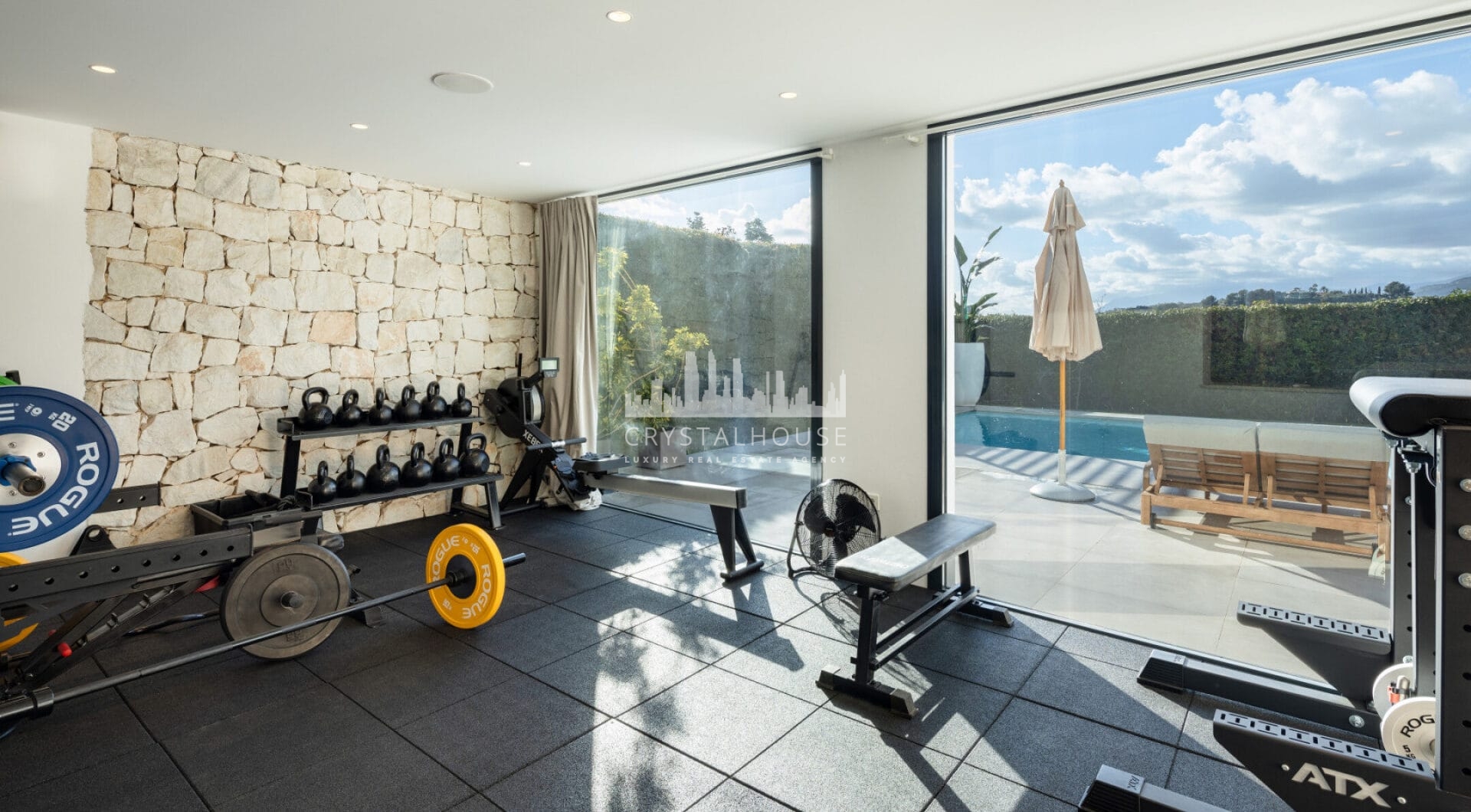 Herrojo 88 is a spectacular Modern villa with a prime location in the gated community of El Herrojo Alto in La Quinta.