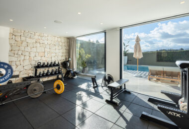 Herrojo 88 is a spectacular Modern villa with a prime location in the gated community of El Herrojo Alto in La Quinta.