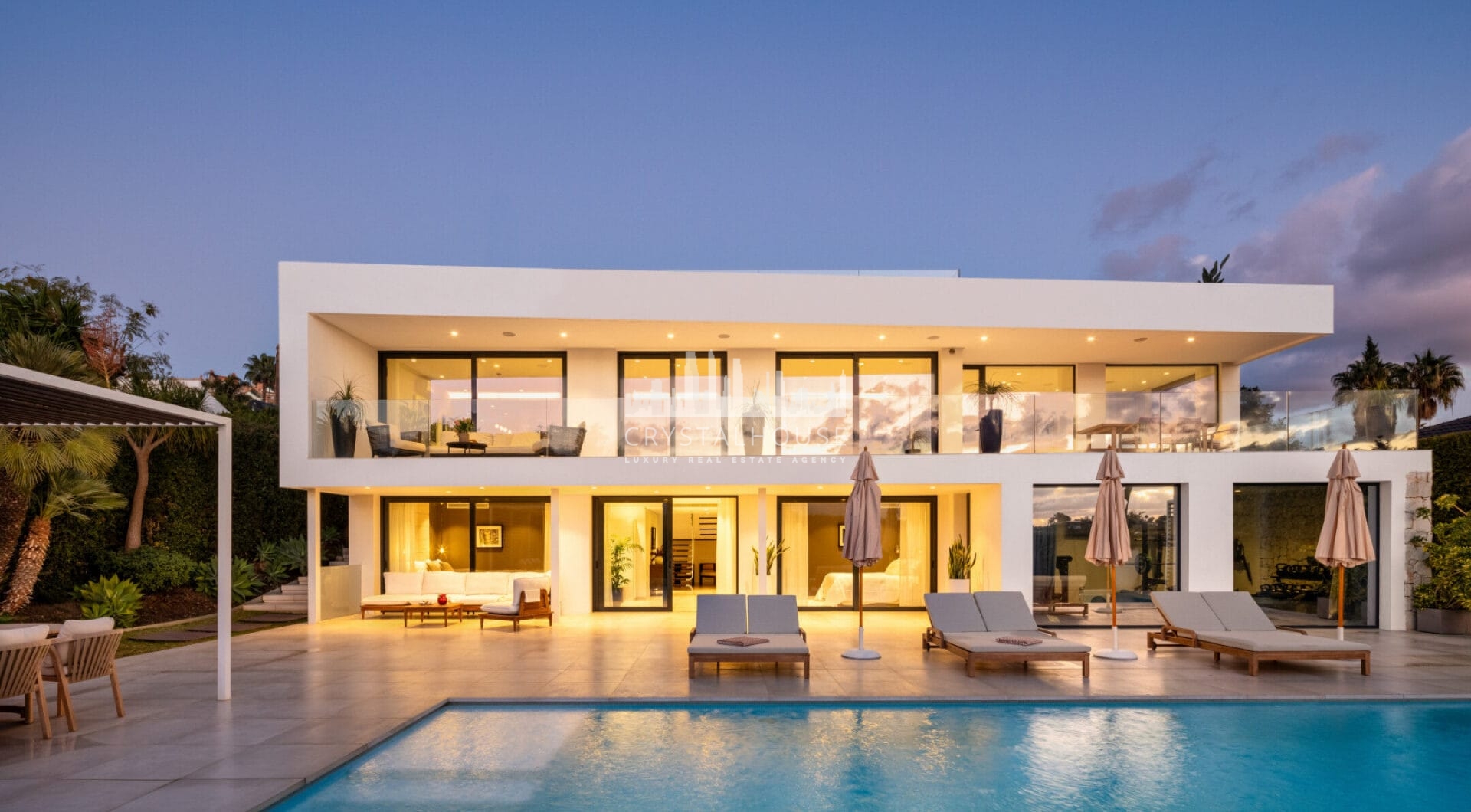 Herrojo 88 is a spectacular Modern villa with a prime location in the gated community of El Herrojo Alto in La Quinta.
