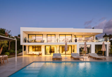 Herrojo 88 is a spectacular Modern villa with a prime location in the gated community of El Herrojo Alto in La Quinta.
