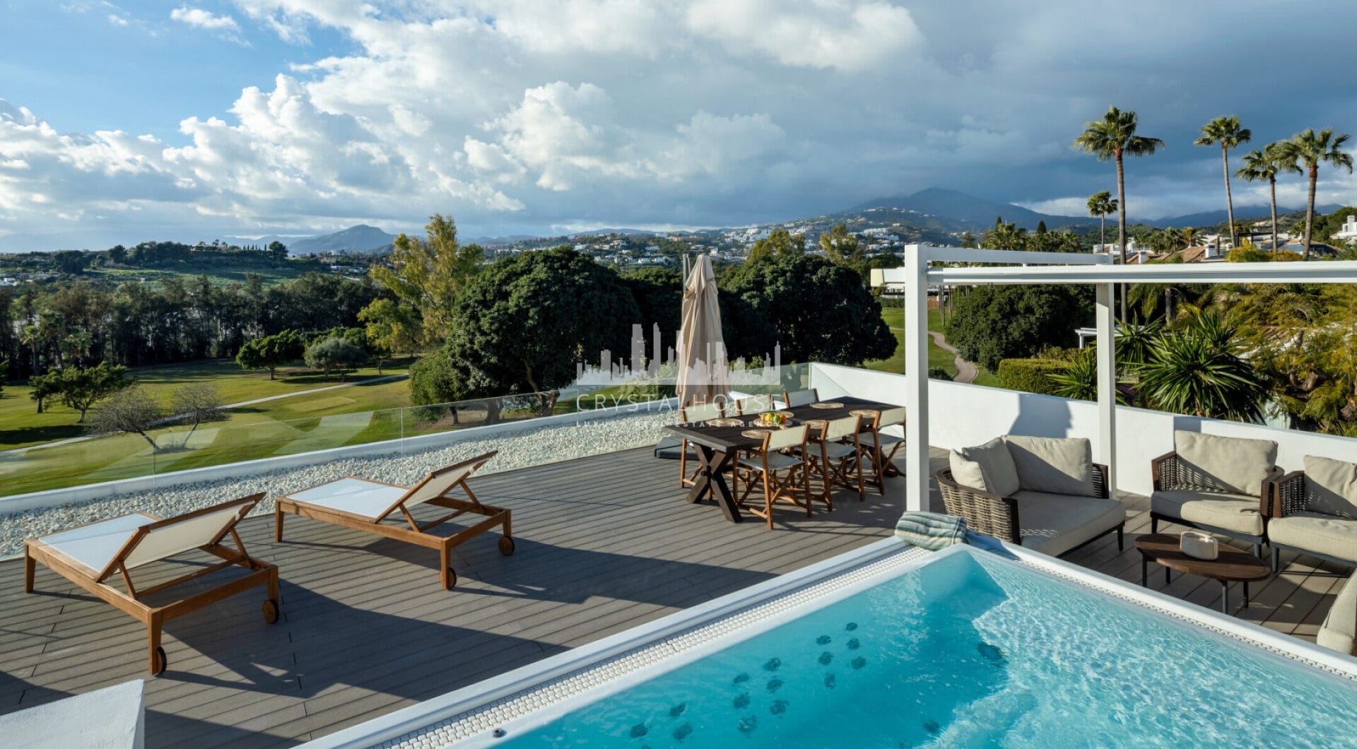 Herrojo 88 is a spectacular Modern villa with a prime location in the gated community of El Herrojo Alto in La Quinta.