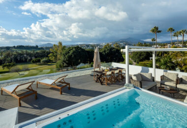 Herrojo 88 is a spectacular Modern villa with a prime location in the gated community of El Herrojo Alto in La Quinta.