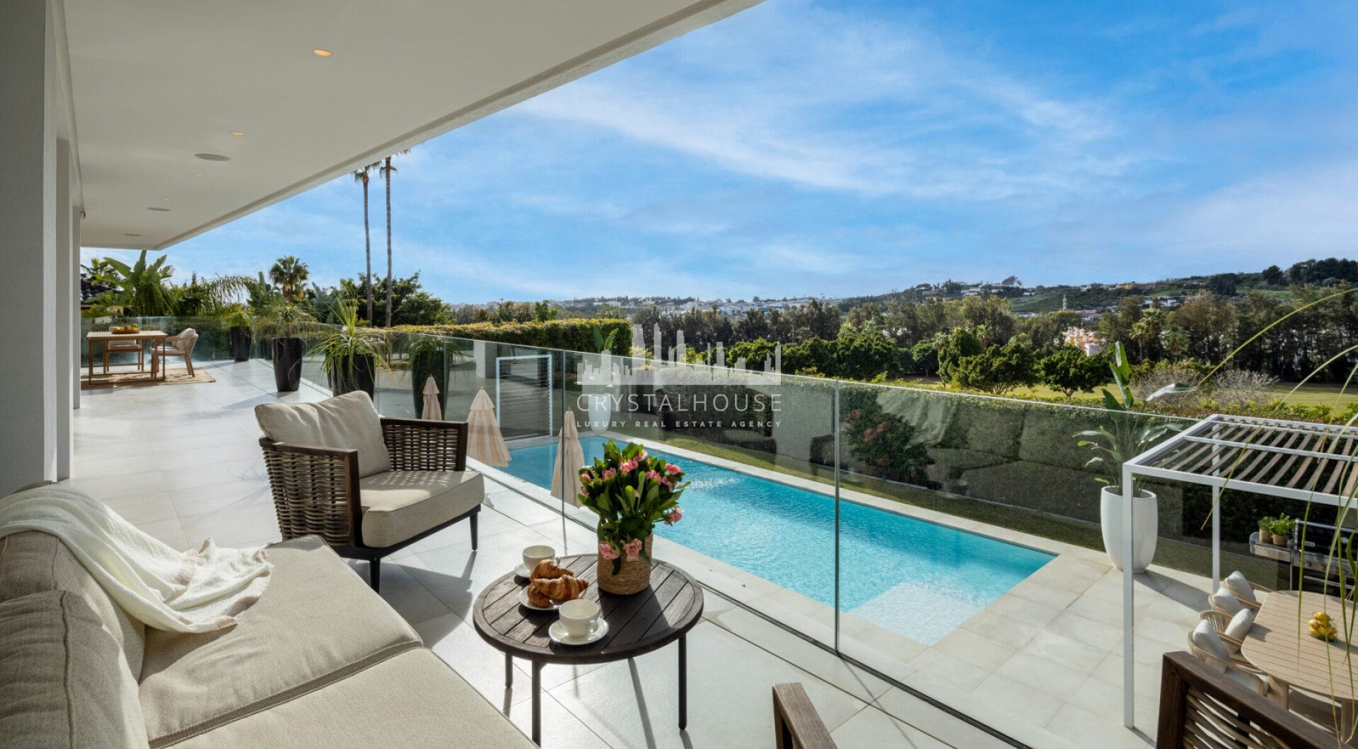 Herrojo 88 is a spectacular Modern villa with a prime location in the gated community of El Herrojo Alto in La Quinta.