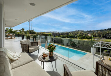 Herrojo 88 is a spectacular Modern villa with a prime location in the gated community of El Herrojo Alto in La Quinta.