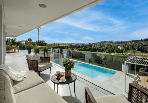 Herrojo 88 is a spectacular Modern villa with a prime location in the gated community of El Herrojo Alto in La Quinta.