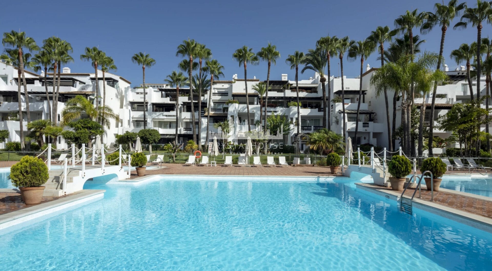 Nestled within the esteemed Puente Romano Resort on Marbella's illustrious Golden Mile, Granados 11 presents an exceptional modern apartment experience.