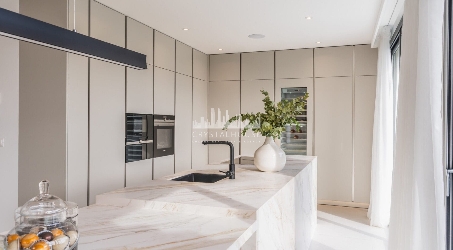 Step into Villa Vista, a stunning fusion of contemporary luxury and timeless Andalusian charm, perfectly positioned in Marbella’s prestigious Marbesa community.