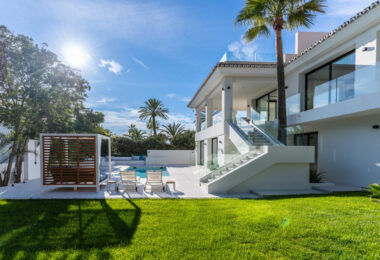 Step into Villa Vista, a stunning fusion of contemporary luxury and timeless Andalusian charm, perfectly positioned in Marbella’s prestigious Marbesa community.