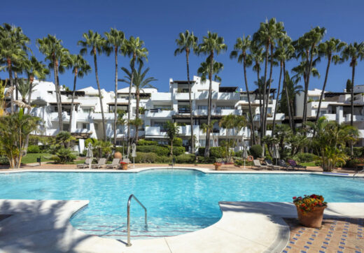 Datura 1 is a stunning recently-refurbished ground floor apartment with a prime location within the Puente Romano Resort on Marbella’s Golden Mile.