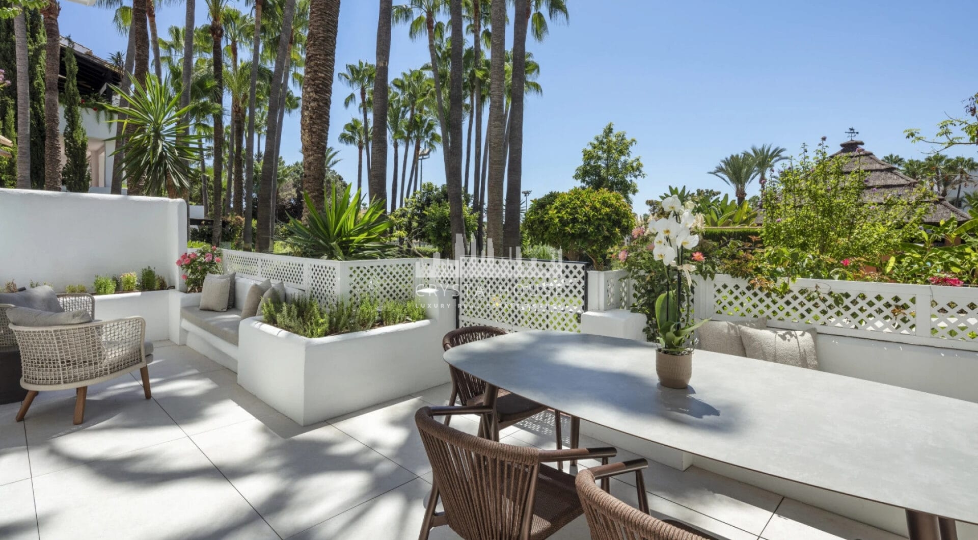 Datura 1 is a stunning recently-refurbished ground floor apartment with a prime location within the Puente Romano Resort on Marbella’s Golden Mile.