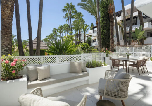 Datura 1 is a stunning recently-refurbished ground floor apartment with a prime location within the Puente Romano Resort on Marbella’s Golden Mile.