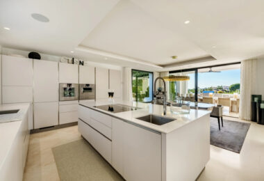 Welcome to Los Olivos 5, a modern masterpiece nestled in the heart of Nueva Andalucía’s prestigious Golf Valley.