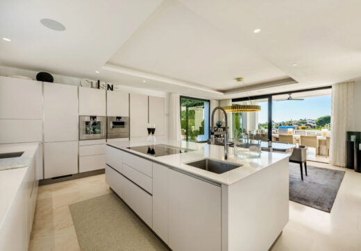 Welcome to Los Olivos 5, a modern masterpiece nestled in the heart of Nueva Andalucía’s prestigious Golf Valley.