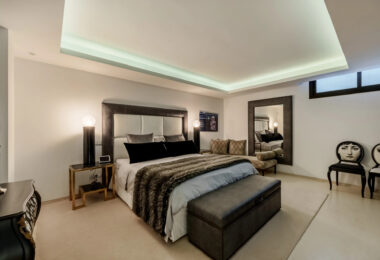 Welcome to Los Olivos 5, a modern masterpiece nestled in the heart of Nueva Andalucía’s prestigious Golf Valley.