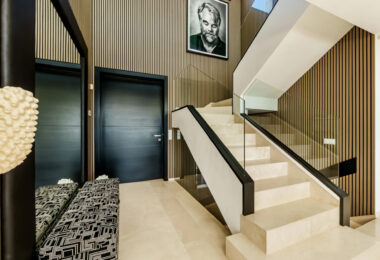 Welcome to Los Olivos 5, a modern masterpiece nestled in the heart of Nueva Andalucía’s prestigious Golf Valley.