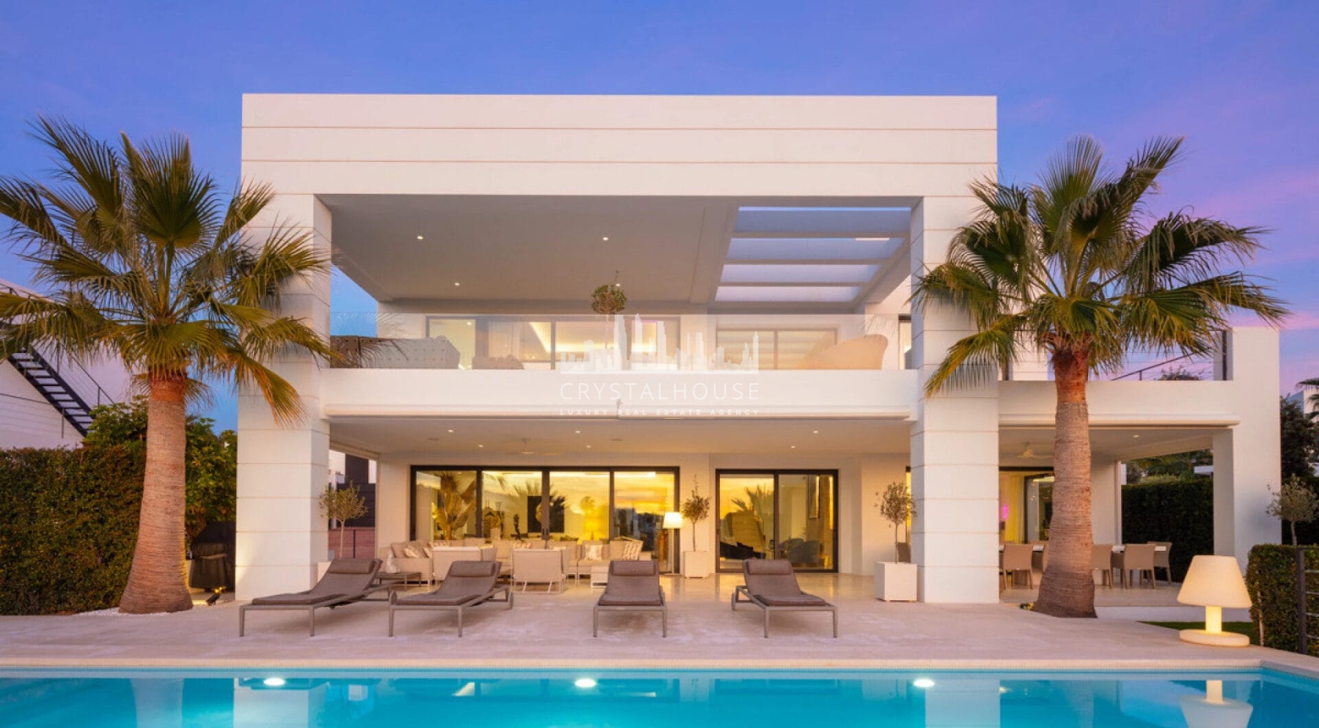 Welcome to Los Olivos 5, a modern masterpiece nestled in the heart of Nueva Andalucía’s prestigious Golf Valley.
