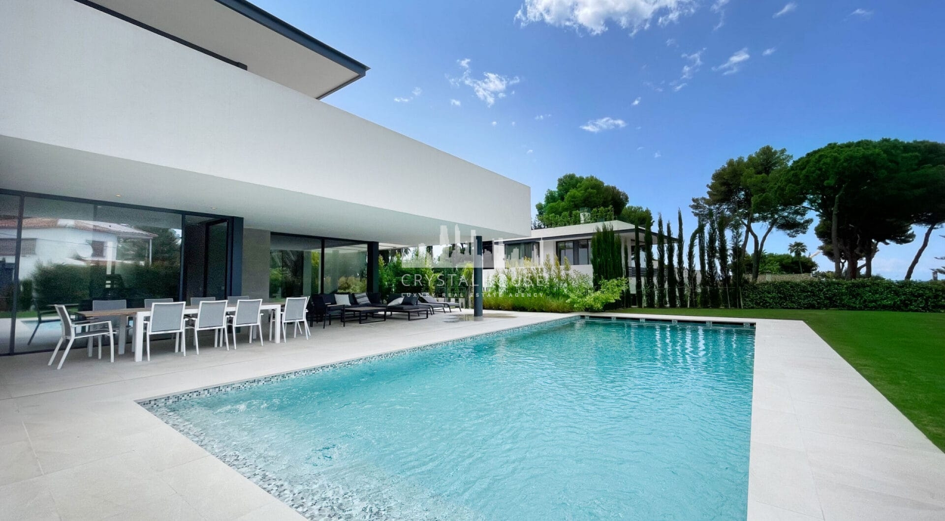 Iberis 12 is a stunning modern apartment sporting sea views within the exclusive enclave of the Puente Romano Resort on the Marbella Golden Mile.