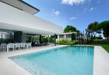 Iberis 12 is a stunning modern apartment sporting sea views within the exclusive enclave of the Puente Romano Resort on the Marbella Golden Mile.