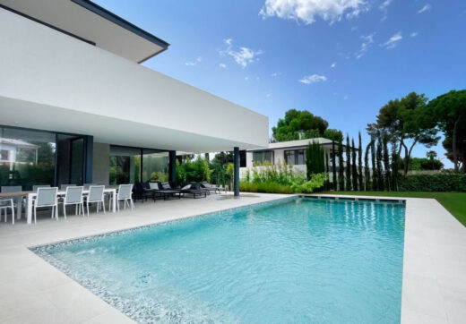Iberis 12 is a stunning modern apartment sporting sea views within the exclusive enclave of the Puente Romano Resort on the Marbella Golden Mile.